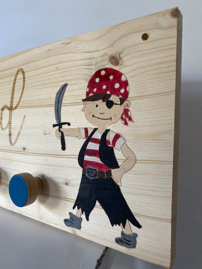 Handbemalte, personalisierte Holzgarderobe "Pirat & Wal"