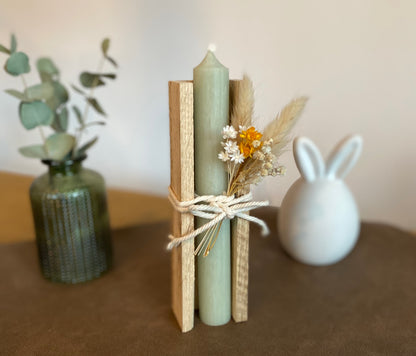 Kerze mit Trockenblumen und Verpackung aus Holz