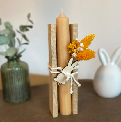 Kerze mit Trockenblumen und Verpackung aus Holz